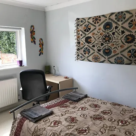 Cozy Double Bedroom In Stunning Bungalow On River Thames - Near Thorpe Park/Royal Holloway University/20Mins From Heathrow Staines-upon-Thames Exterior foto