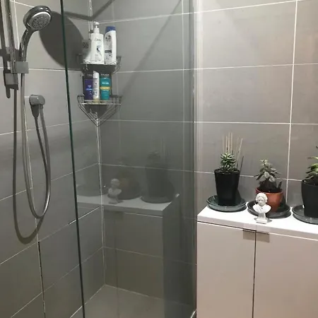 Cozy Double Bedroom In Stunning Bungalow On River Thames - Near Thorpe Park/Royal Holloway University/20Mins From Heathrow Staines-upon-Thames Exterior foto