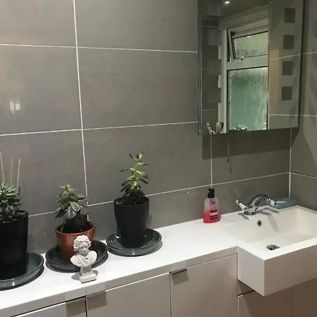 Cozy Double Bedroom In Stunning Bungalow On River Thames - Near Thorpe Park/Royal Holloway University/20Mins From Heathrow Staines-upon-Thames Exterior foto