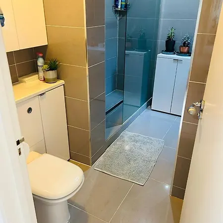 Cozy Double Bedroom In Stunning Bungalow On River Thames - Near Thorpe Park/Royal Holloway University/20Mins From Heathrow Staines-upon-Thames Exterior foto