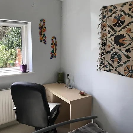 Cozy Double Bedroom In Stunning Bungalow On River Thames - Near Thorpe Park/Royal Holloway University/20Mins From Heathrow Staines-upon-Thames Exterior foto