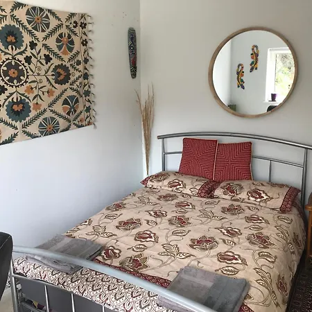 Cozy Double Bedroom In Stunning Bungalow On River Thames - Near Thorpe Park/Royal Holloway University/20Mins From Heathrow Staines-upon-Thames Exterior foto