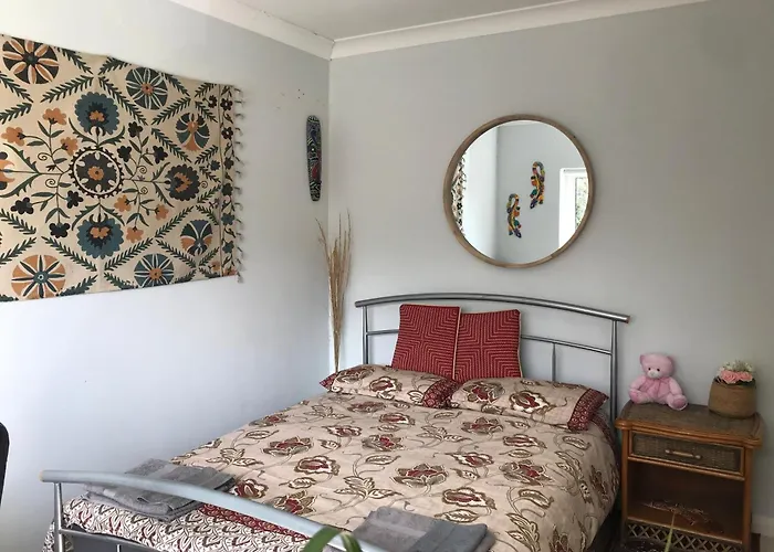 Cozy Double Bedroom In Stunning Bungalow On River Thames - Near Thorpe Park/Royal Holloway University/20Mins From Heathrow